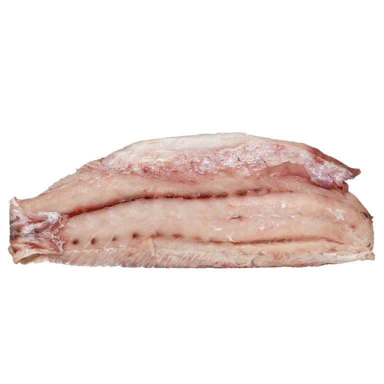 Filete de robalo fresco abierto tipo mariposa, de carne blanca y textura firme, ideal para preparar al horno, frito o a la plancha.